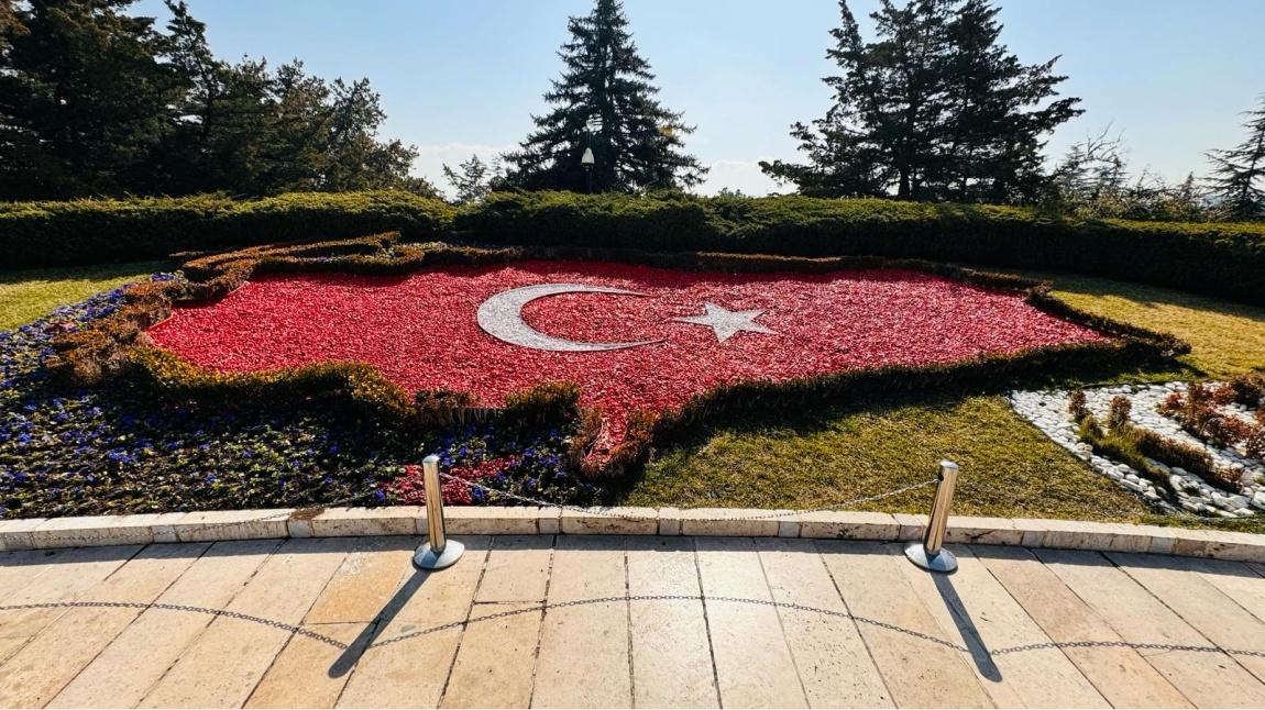 Gezi, Turizm ve İnceleme Kulübü Anıtkabir' e gezi düzenledi.